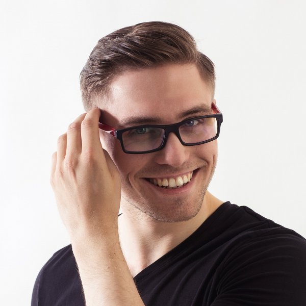 Obrýlení muži působí sofistikovaně